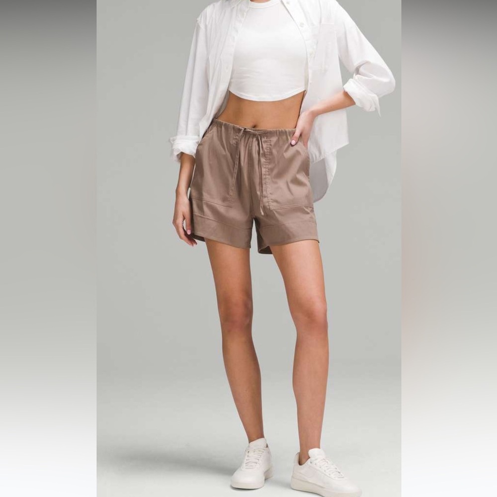 Lululemon Cotton-Blend Poplin High-Rise Short 4"
Taupetastic